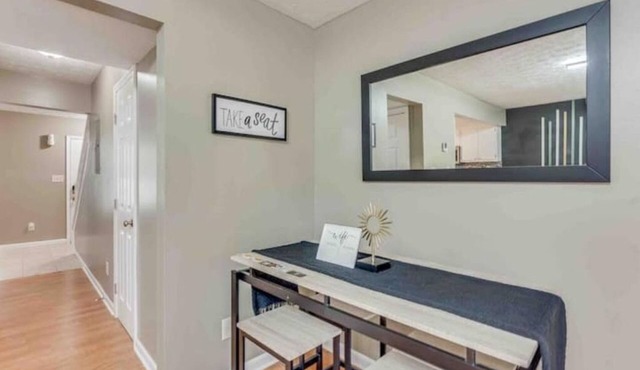 Beautiful 2 bedroom home located by Airport