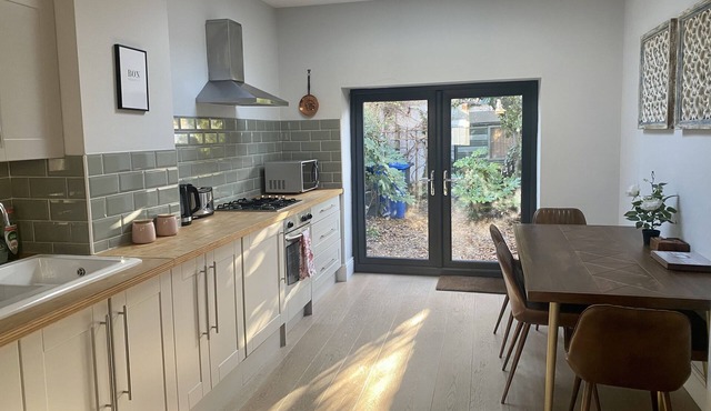 Beautiful 2 Bedroom House Windsor, Walk to Castle, River & High St.