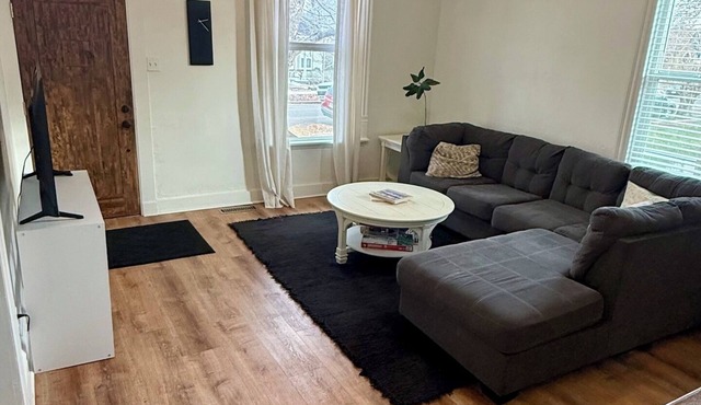 Beautiful 2-bedroom house with AC in delightful Denver.