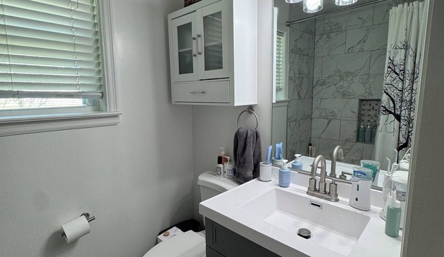 Beautiful 2-bedroom house with AC in welcoming Lenexa