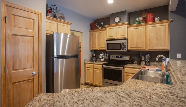 Beautiful 2 Bedroom Lakefront Condo