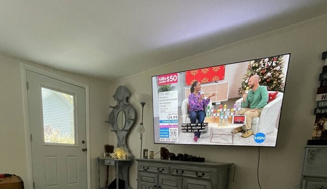 Beautiful 2 bedroom one bathroom cottage. Lake gated community!