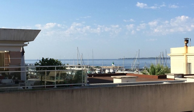 Beautiful 2 bedroom Sea View 100 meters from the Beaches/Conditioning