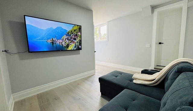 Beautiful 2 Bedroom Suite, Full Kitchen and Bathroom