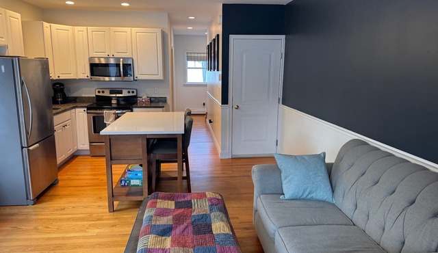 Beautiful 2-bedroom townhome in Kittery, walking distance to Portsmouth.