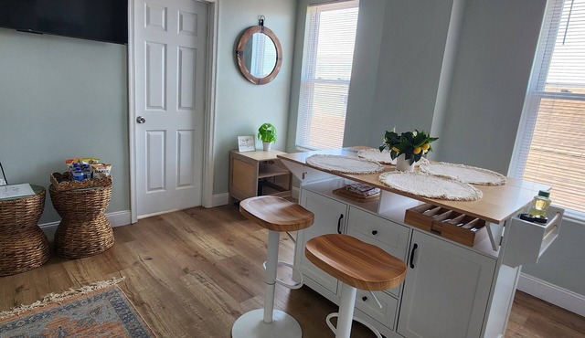 Beautiful 2-bedroom apartment in quaint Cumberland with WiFi, AC