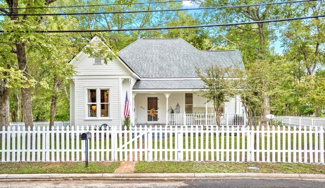 Beautiful 2-bedroom Victorian cottage for 6 near lake, casino, and downtown!