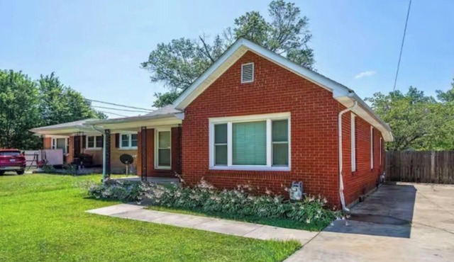 Beautiful 2-bedroom house with AC in charming Louisville
