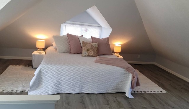 Beautiful 2 Bedroom GRACE COTTAGE. Adjacent to lake