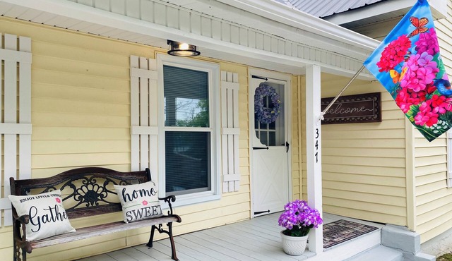 Beautiful 2 bedroom home, Walk to Downtown Mt. Airy!