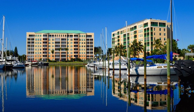 Beautiful 2 bedroom Condo in Harbor Towers @ Burnt Store Marina and Country Club