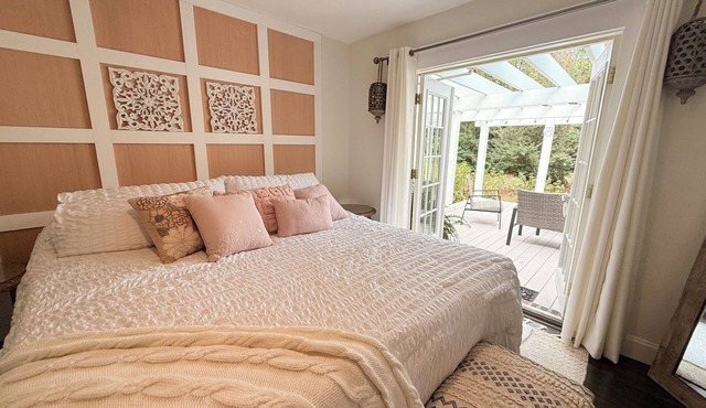 Beautiful 2-bedroom cottage with private outdoor oasis. Minutes from downtown.