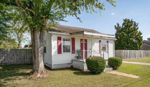 Beautiful 2 bedroom Cottage minutes from UA!