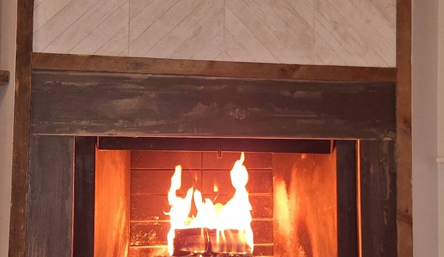 Beautiful 2-bedroom condo with natural wood fireplace in charming White Lake