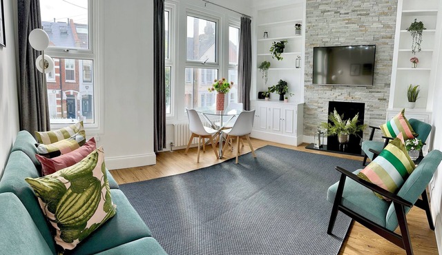 Beautiful 2 Bedrooms Flat with Garden and Free Parking