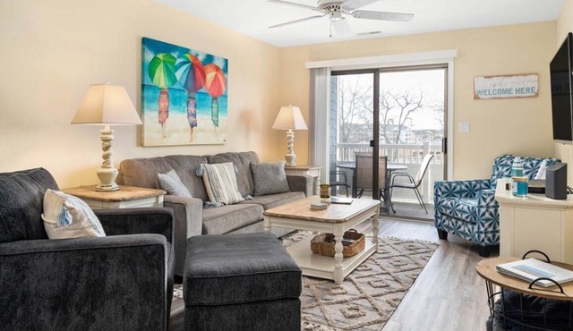 Beautiful 2 BR 2 BA Unit in the Popular Harbour Club Community!