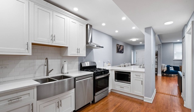 Beautiful 2 BR condo in Chicago’s most popular neighborhood.