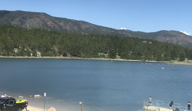 Beautiful 2 BR. Lake Side home pvt entrance. Walkout to Monument Lake. Sleeps 6