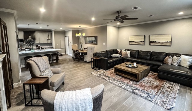 Beautiful 2 BR 2 Bath Apt. in Historical Downtown-free Wifi-2 Private Balconies