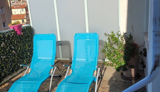 Beautiful 2 room apartment redone on the last floor with terrace in the small marsh of Nice