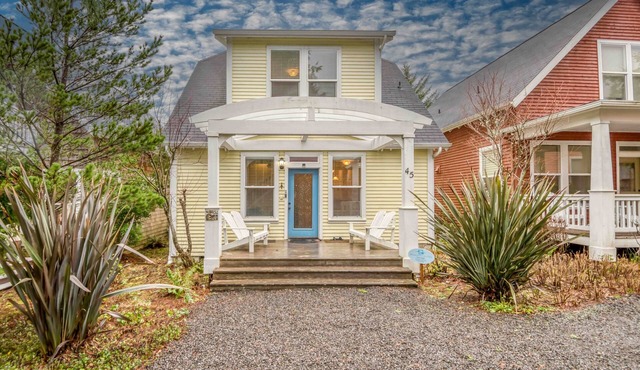 Beautiful 2 Story Home in Gleneden Beach, Hot Tub, Deck and Beach Access Nearby