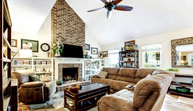 Beautiful 2 story house in Summerville. Sleeps 4 and short haired dogs allowed.