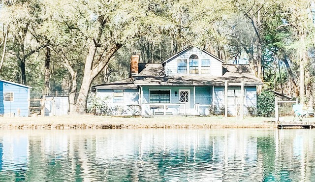 Beautiful 2 story house overlooking the water. Has arcade & Close to the springs