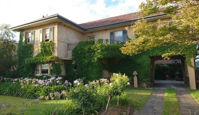 Beautiful 2 story Manor close to beach and all