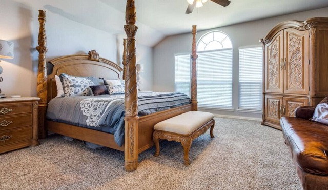 Beautiful+2-StoryHome+1GIG-WiFi+Kitchen+Self/ck-in