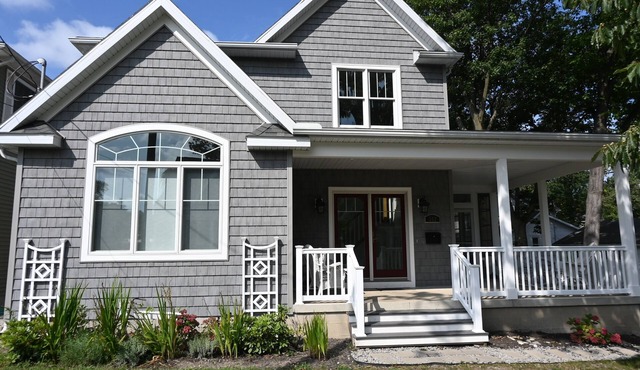 BEAUTIFUL 2019 LAKESIDE CLASSIC HOME! Golf Cart Included April-November!