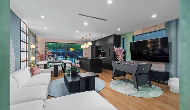 Beautiful 2 Villas, 2 Pools, Huge Backyard, Grill