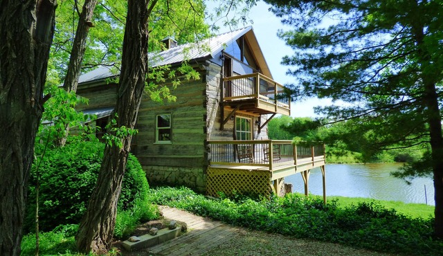 Beautiful, 200 year old Log home - Secluded, 30 Min. from Downtown