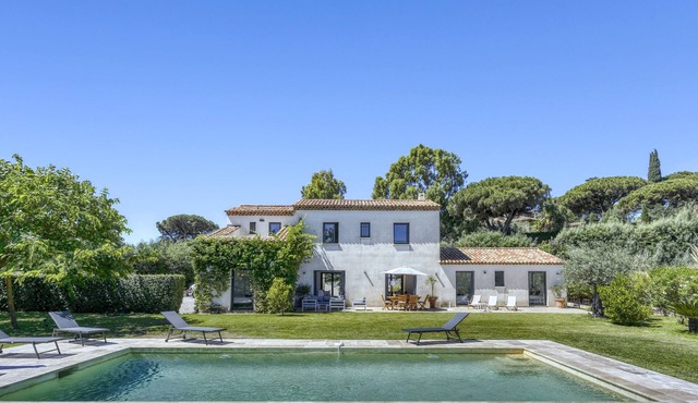 Beautiful 215m2 family villa with exceptional views over the Baie des Canoubiers