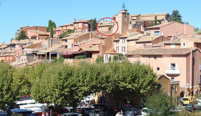 Beautiful 250 year old Village House in centre of Roussillon with stunning views