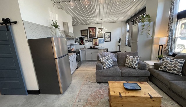 Beautiful 2b/2bth near downtown and the park.