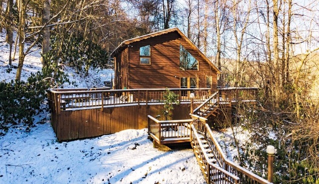 Beautiful 2bdrm Cabin°Hot Tub°Balcony°Parking°