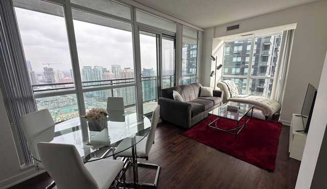 Beautiful 2Bed 2Bath Condo Steps to Square One