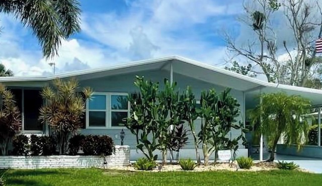Beautiful 2Bed, 2BA Home, only 7 miles to Siesta Key Beach, 55+ Gated community.