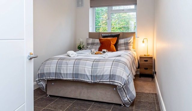 Beautiful 2bed Apartment with Parking in Purley