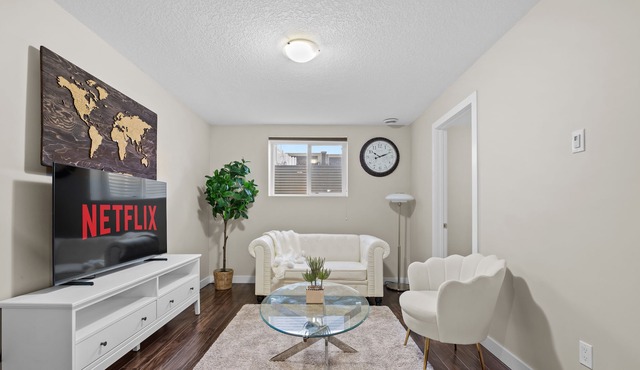 Beautiful 2Bedroom Basement Suite (free wifi/Parking)