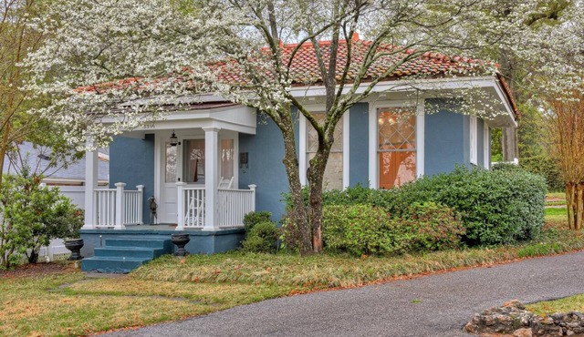 Beautiful 2bedroom cottage with full kitchen, dining area, laundry, 3 TVs, a/c