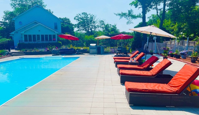 Beautiful 2bedroom w Pool close to the beach and Southampton Village
