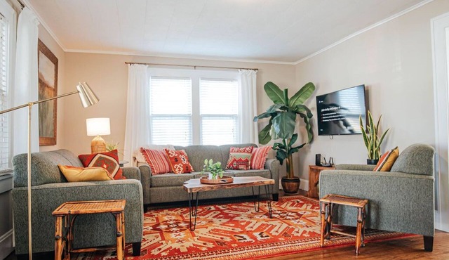 Beautiful 2BR, 2B Bungalow in Desirable Neighborhood! Perfect for Traveling Prof