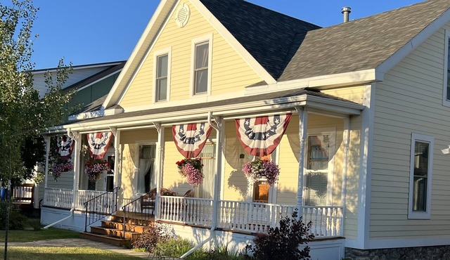 Beautiful 2BR, 2BA Condo in Historic Downtown Home Sleeps 4