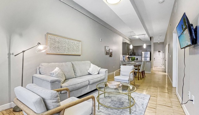 Beautiful 2BR/2BA in Bldg connected to Skywalk