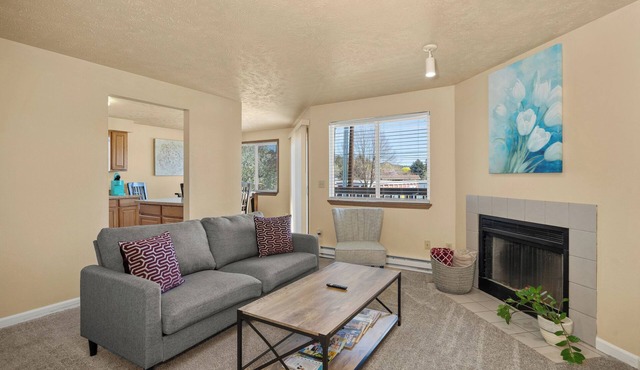 Beautiful 2BR APT 1 ⭑ Balcony ⭑ Free Parking ⭑ Keurig ⭑ Near Attractions