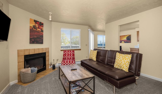 Beautiful 2BR APT 2 ⭑ Netflix & Keurig ⭑ Full Kitchen ⭑ WiFi ⭑ AC