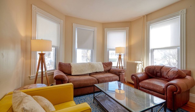 Beautiful 2BR apartment in historic house. Walkable neighborhood!