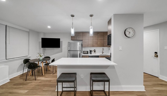 Beautiful 2br Condo in a Highrise, Parking, Gym!