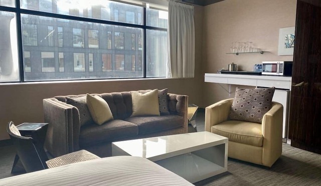 Beautiful 2Br Downtown Suite